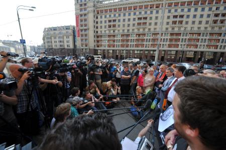 «Вступление в ВТО – путь в пропасть!» Перед началом заседания Госдумы депутаты-коммунисты провели встречу с избирателями