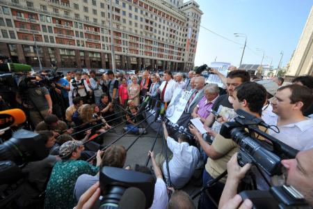 «Вступление в ВТО – путь в пропасть!» Перед началом заседания Госдумы депутаты-коммунисты провели встречу с избирателями