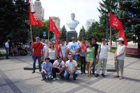 Коммунисты провели автопробег в честь 69-ой годовщины освобождения Белгорода