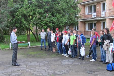 Московские комсомольцы готовятся к проведению «Зарницы» в загородном лагере