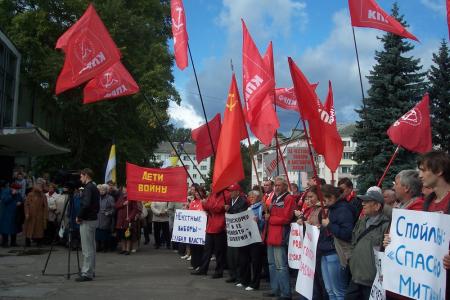 В Великом Новгороде коммунисты митинговали против "выборов без выбора"