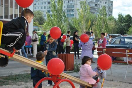 Волгоградская область. Еще одна детская площадка открыта в Волжском депутатом Николаем Паршиным