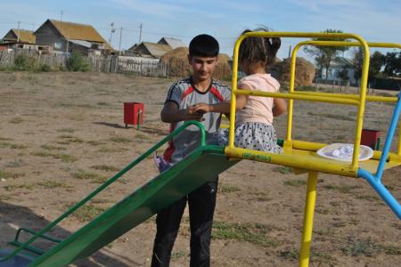 Волгоградская область. Депутаты-коммунисты открыли детскую площадку в селе Солодовка