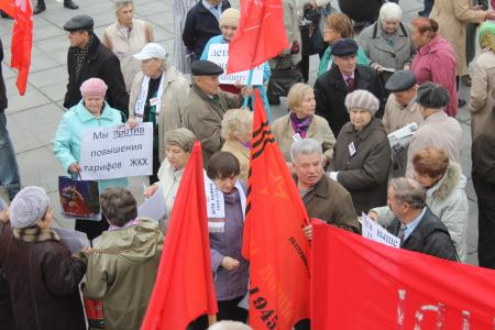 В Екатеринбурге состоялся митинг КПРФ против роста тарифов на услуги ЖКХ и повышения платы за проезд в городском общественном транспорте