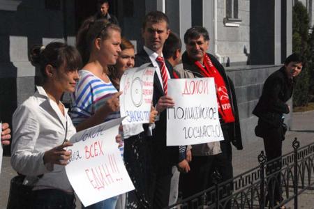 В Белгороде прошёл пикет в защиту комсомольцев, пострадавших от полицейского произвола