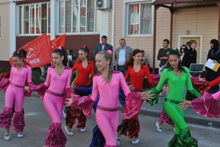 Волгоградская область. Еще одна детская площадка открыта в Волжском депутатом Николаем Паршиным
