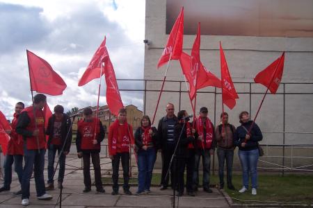 В Великом Новгороде коммунисты митинговали против "выборов без выбора"