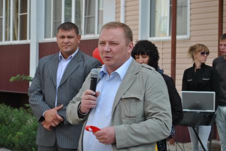 Волгоградская область. Еще одна детская площадка открыта в Волжском депутатом Николаем Паршиным