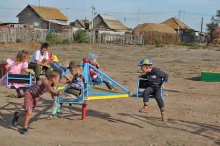 Волгоградская область. Депутаты-коммунисты открыли детскую площадку в селе Солодовка