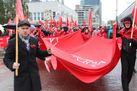 Автопробег в честь Молодой гвардии и марш «Антикапитализм» в Екатеринбурге