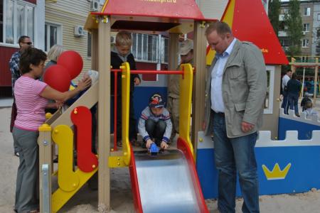 Волгоградская область. Еще одна детская площадка открыта в Волжском депутатом Николаем Паршиным