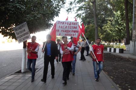Дагестан. Коммунисты провели акцию протеста в Махачкале