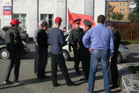 «Красный десант». Участники комсомольского автопробега провели акцию в поддержку кандидата в губернаторы Брянской области Вадима Потомского