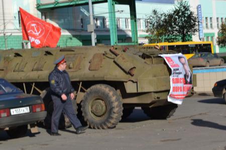 Припарковались на бронетранспортере с красным флагом. Коммунисты провели «флеш-моб» в центре Ижевска