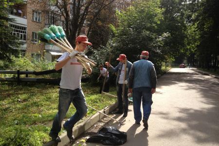 Красный субботник в Брянске. Сторонники кандидата в губернаторы от КПРФ В.В.Потомского делом доказывают созидательный характер программы партии