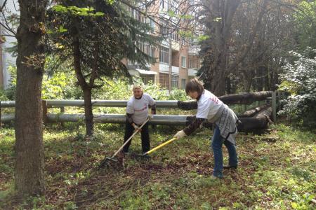 Красный субботник в Брянске. Сторонники кандидата в губернаторы от КПРФ В.В.Потомского делом доказывают созидательный характер программы партии