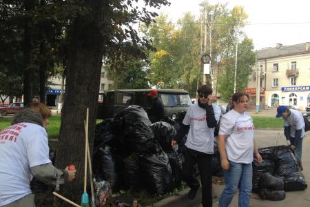 Красный субботник в Брянске. Сторонники кандидата в губернаторы от КПРФ В.В.Потомского делом доказывают созидательный характер программы партии