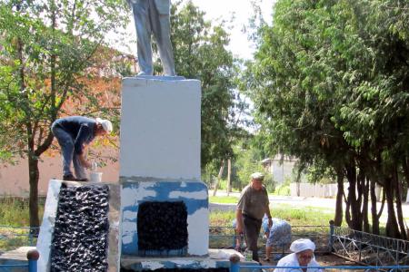Курская область. Коммунисты отремонтировали памятник В.И. Ленину