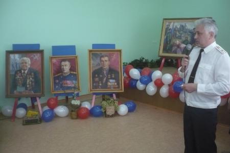 В тульской школе №24 презентовали картину художника-коммуниста, посвящённую 200-летию Бородинской битвы    