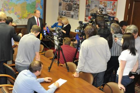 Г.А. Зюганов: «Любое насилие и убийство нашей партией отвергаются. Неприемлем расстрел дипломатов, что нарушает вообще все нормы международных отношений». Лидер КПРФ прокомментировал шумиху в СМИ вокруг его фразы из Твиттера