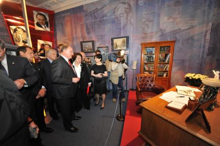 «Не отступая – быть самим собой». В Москве открылась выставка, посвященная 75-летию со дня рождения Ю.Д. Маслюкова