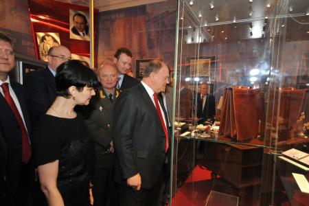 «Не отступая – быть самим собой». В Москве открылась выставка, посвященная 75-летию со дня рождения Ю.Д. Маслюкова
