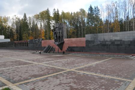 Г.А. Зюганов: «Мы должны быть достойны памяти павших!» Лидер КПРФ посетил мемориальный комплекс «Хацунь» в Брянской области
