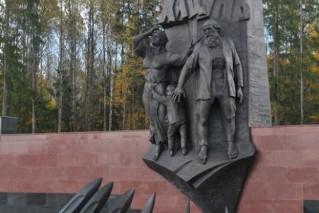 Г.А. Зюганов: «Мы должны быть достойны памяти павших!» Лидер КПРФ посетил мемориальный комплекс «Хацунь» в Брянской области