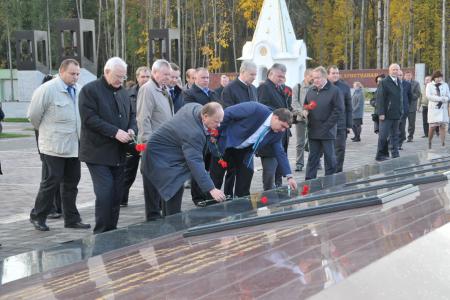 Г.А. Зюганов: «Мы должны быть достойны памяти павших!» Лидер КПРФ посетил мемориальный комплекс «Хацунь» в Брянской области
