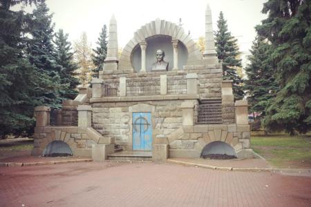 Коммунисты восстановили оскверненный хулиганами мавзолей В.И. Ленина в Челябинске