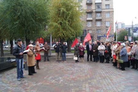 Волгоград. В день рождения ВЛКСМ комсомольская организация пополнилась новыми членами