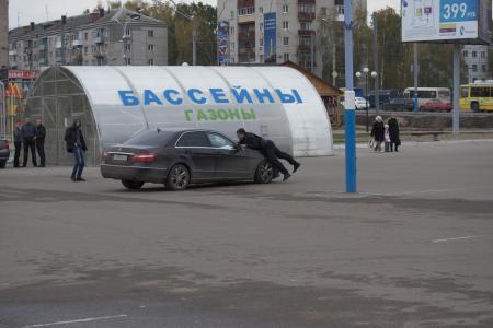 В Брянске автомобилем Merсedes сбит журналист, пытавшийся помешать фальсификациям