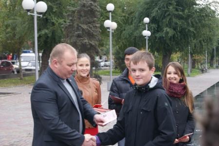 Волгоград. В день рождения ВЛКСМ комсомольская организация пополнилась новыми членами