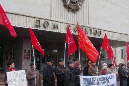 «Не забудем! Не простим!». Коммунисты Ульяновска провели пикет протеста в день расстрела парламента