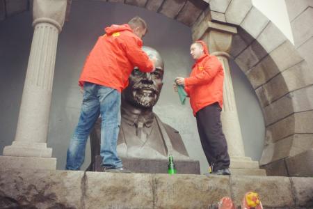 Коммунисты восстановили оскверненный хулиганами мавзолей В.И. Ленина в Челябинске