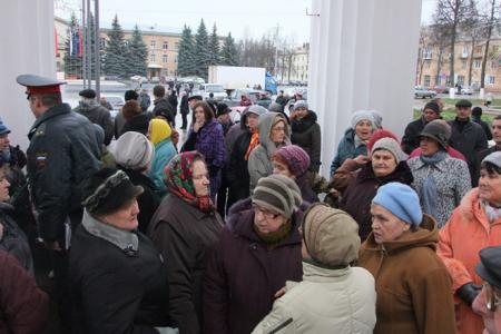 Тульская область. Сотни жителей Щёкино вышли под советским флагом на стихийный митинг против отмены чернобыльских льгот