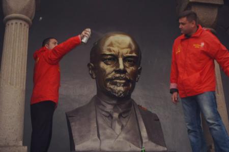 Коммунисты восстановили оскверненный хулиганами мавзолей В.И. Ленина в Челябинске