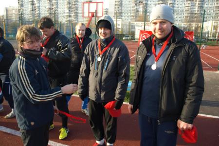 Спортивный клуб КПРФ  в рамках Спартакиады для жителей Москвы организовал соревнования по волейболу, стритболу и футболу
