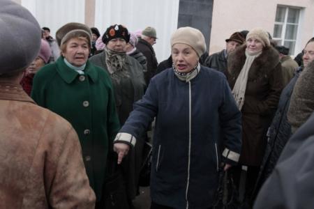Тульская область. Сотни жителей Щёкино вышли под советским флагом на стихийный митинг против отмены чернобыльских льгот