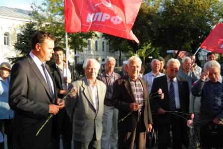 Не забудем! Не простим! В Астрахани прошел памятный митинг астраханских коммунистов