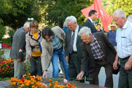 Не забудем! Не простим! В Астрахани прошел памятный митинг астраханских коммунистов