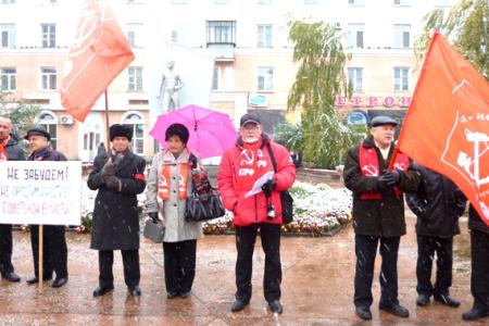 "Нет прощенья ельцинским палачам!". Пикет курганских коммунистов