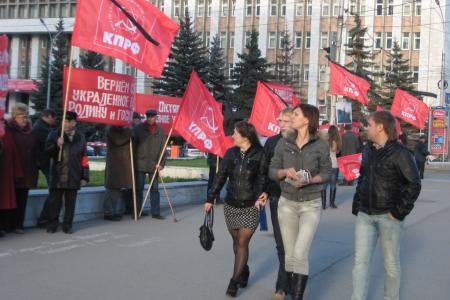 «Советскую власть защищали герои, разрушили - предатели!». Пикет пермских коммунистов