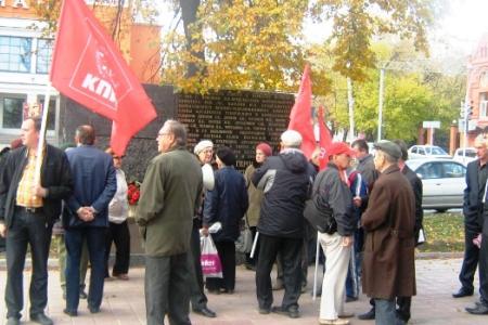«Не забудем, не простим!». Барнаульские коммунисты возложили цветы к памятнику «Борцам за социализм»