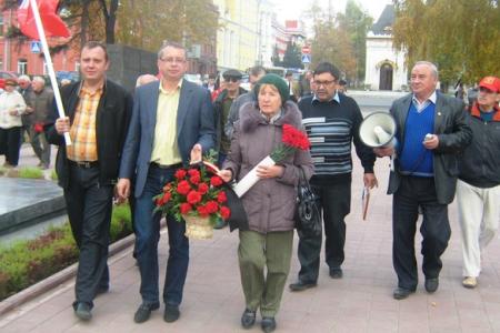 «Не забудем, не простим!». Барнаульские коммунисты возложили цветы к памятнику «Борцам за социализм»