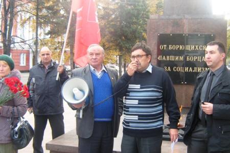 «Не забудем, не простим!». Барнаульские коммунисты возложили цветы к памятнику «Борцам за социализм»