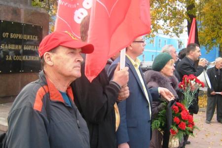 «Не забудем, не простим!». Барнаульские коммунисты возложили цветы к памятнику «Борцам за социализм»