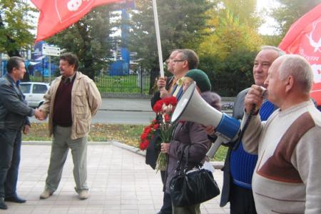 «Не забудем, не простим!». Барнаульские коммунисты возложили цветы к памятнику «Борцам за социализм»