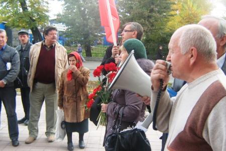 «Не забудем, не простим!». Барнаульские коммунисты возложили цветы к памятнику «Борцам за социализм»
