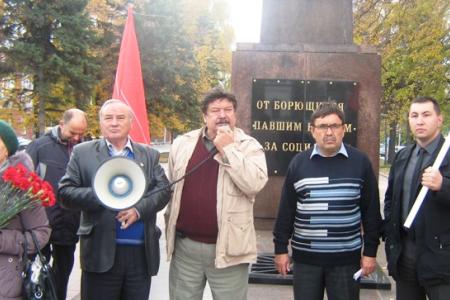 «Не забудем, не простим!». Барнаульские коммунисты возложили цветы к памятнику «Борцам за социализм»